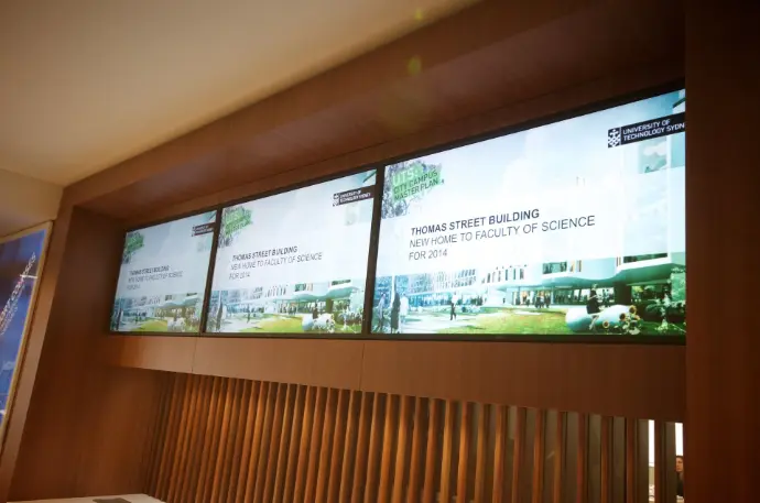 hall d'accueil avec écrans d'affichage dynamique